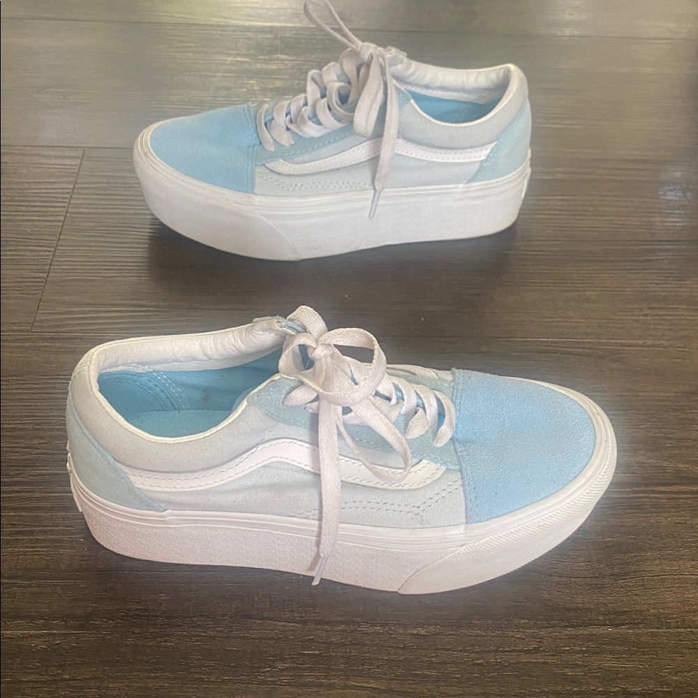 Vans Old Skool Platform Light Blue
Sneakers sz six (6) Worn once for photo shoot